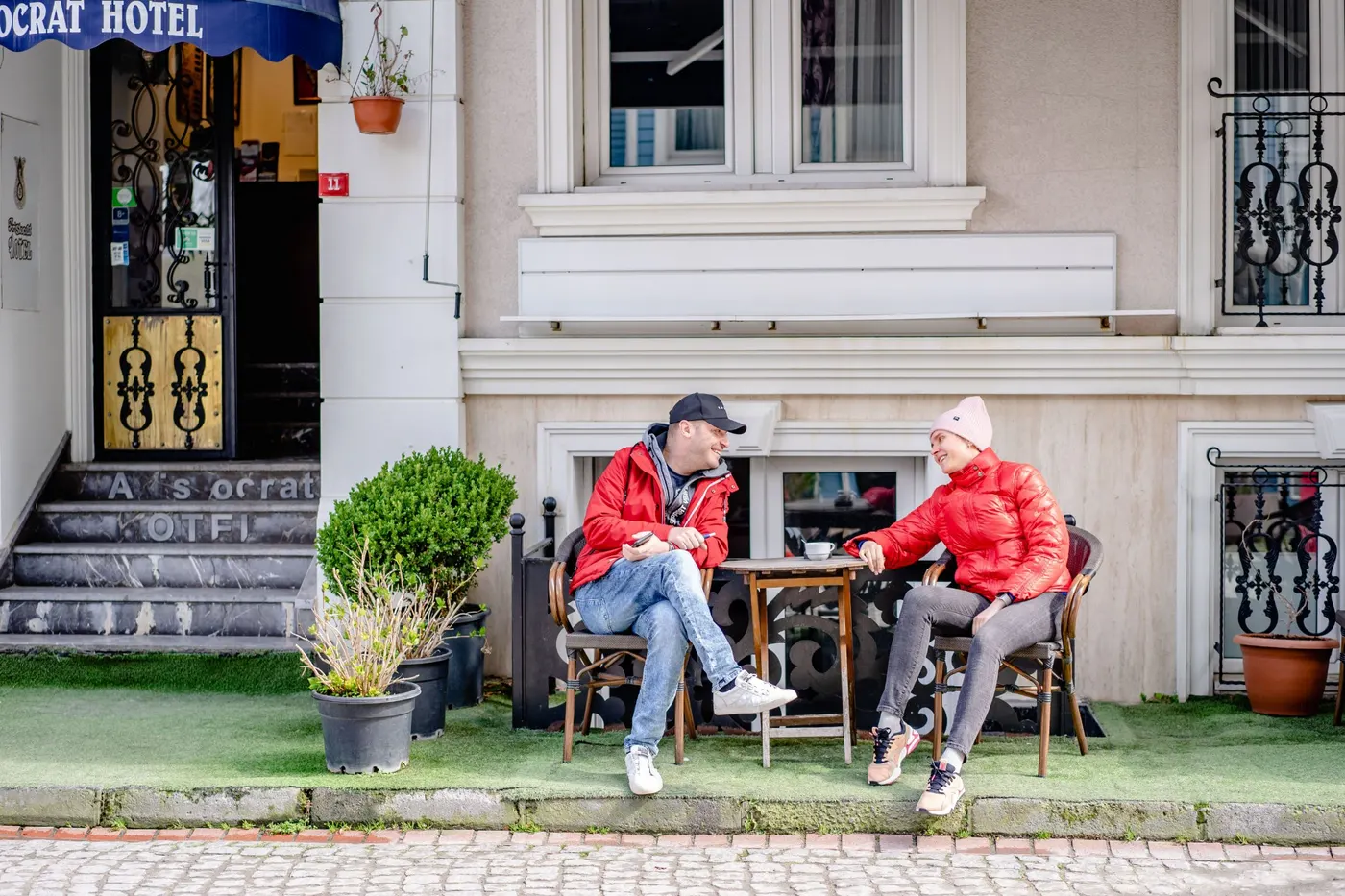 Two friends catching up one-to-one at an outdoor café